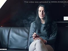 塞琳娜,一个德国吸烟女孩,在热的视频中