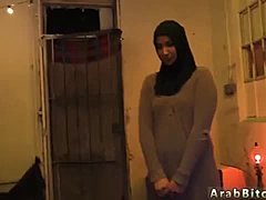 一个年轻的阿拉伯军人第一次她的股