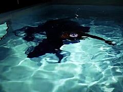 Arya Granders在游泳池里进行诱人的水下表演