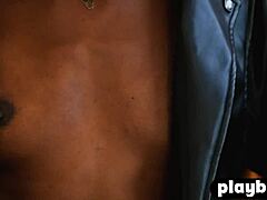 Ana Foxxx,一个卷曲的黑人熟女模特,在这个成熟的软核视频中脱衣并性感地跳舞。