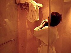 一个丰满的成熟女人在洗手间里被她的配偶猛烈地插入。