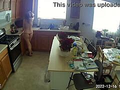 成熟的客户看着Lia1616穿着红色比基尼清洁厨房