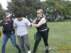 黑人警官在群交中支配白人女警