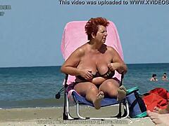 享受海滩的成熟祖母